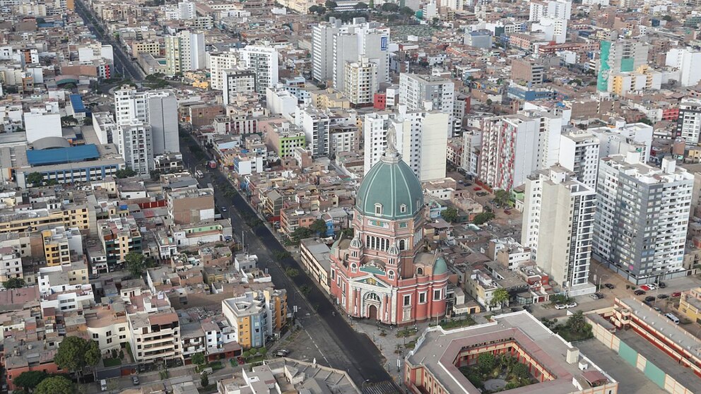 Vista aérea de Magdalena con edificios y departamentos en venta